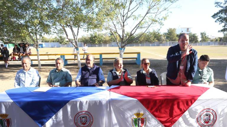 En la mesa del presidum estuvieron el Padre Mario Campos, el Padre Gerardo Custodio, el Padre Gabriel Zavala, Beatriz Esthela Rodríguez, Silvina Venegas, Felipe Aguirre y Daniel Osuna.