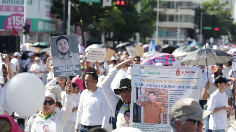 Manifestantes recorren la Avenida Álvaro Obregón desde La Lomita hacia Catedral durante la marcha por la paz en Culiacán.