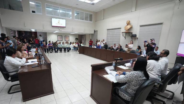 Sesión de Cabildo de Mazatlán donde se pospuso la comparecencia del Tesorero Municipal.