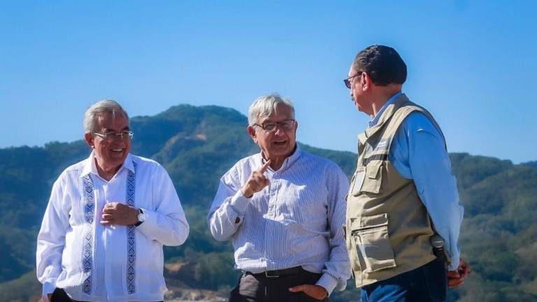 El Gobernador Rubén Rocha Moya y el Presidente Andrés Manuel López Obrador durante su visita de supervisión en la Presa Santa María.