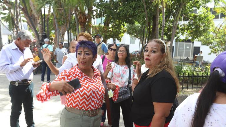 Protesta de comerciantes del tianguis de la Colonia Flores Magón frente a Palacio Municipal de Mazatlán.