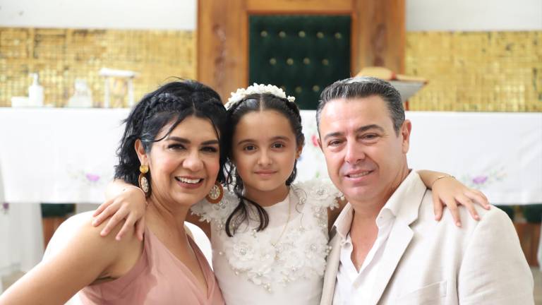 Victoria Suárez Cárdenas entre sus padres, Gemma de Suárez y Eduardo Suárez.