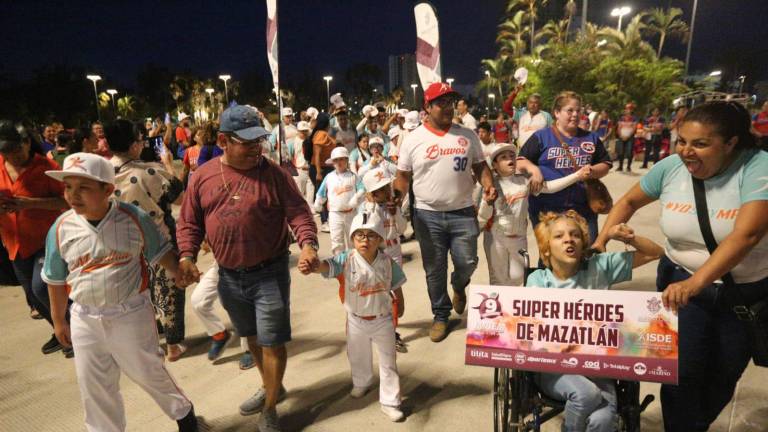 Súper Héroes Mazatlán Imdem en el desfile de la ceremonia.
