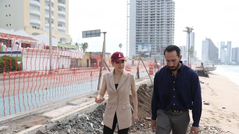 La Alcaldesa Estrella Palacios Domínguez en supervisión de los trabajos en el socavón del malecón de Mazatlán.