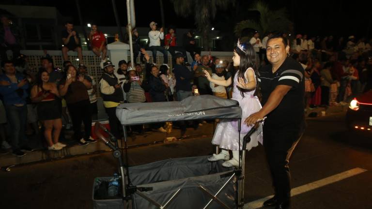 Un padre de familia convirtió a su hija en una “reinita” al pasearla a bordo de un carrito luego de la conclusión del primer desfile del Carnaval Internacional de Mazatlán 2025.