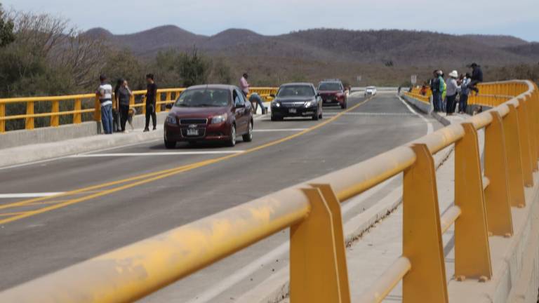 Aprovechan vehículos reapertura del puente de El Quelite