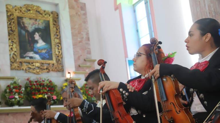 Un mariachi entonó ‘Las mañanitas’ a la virgen Santa Cecilia.