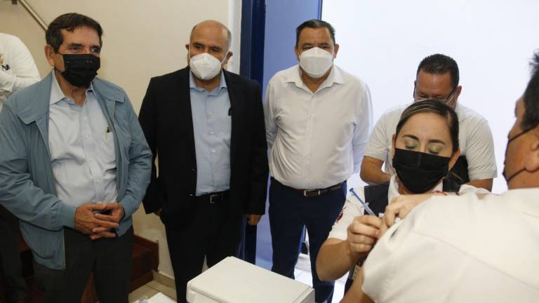 Maestros y estudiantes de la UAS reciben las diferentes dosis de la vacuna Covid.