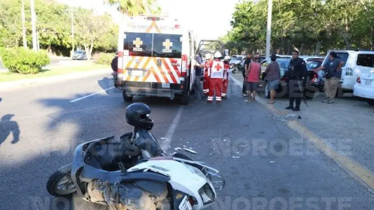 Choque entre una motocicleta y un automóvil en la Avenida Leonismo Internacional., frente al Parque Central.