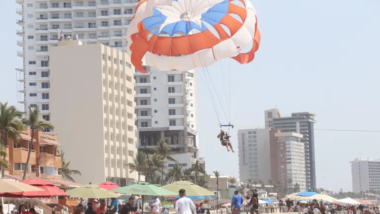 Cientos de personas ya disfrutan de las playas mazatlecas.
