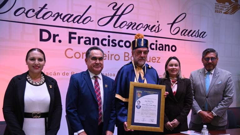 Luciano Concheiro Bórquez fue reconocido con el grado Doctor Honoris Causa.