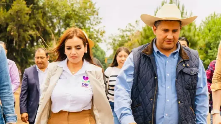Grecia Quiroz junto a Carlos Manzo.