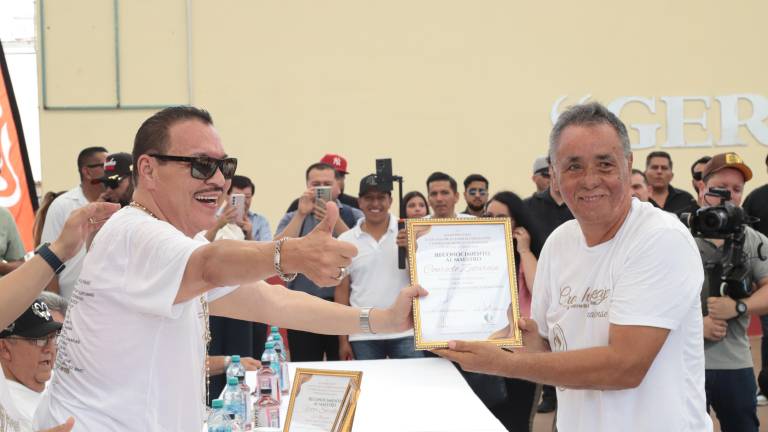 Julio Preciado entrega el reconocimiento a Conrado Zataráin.