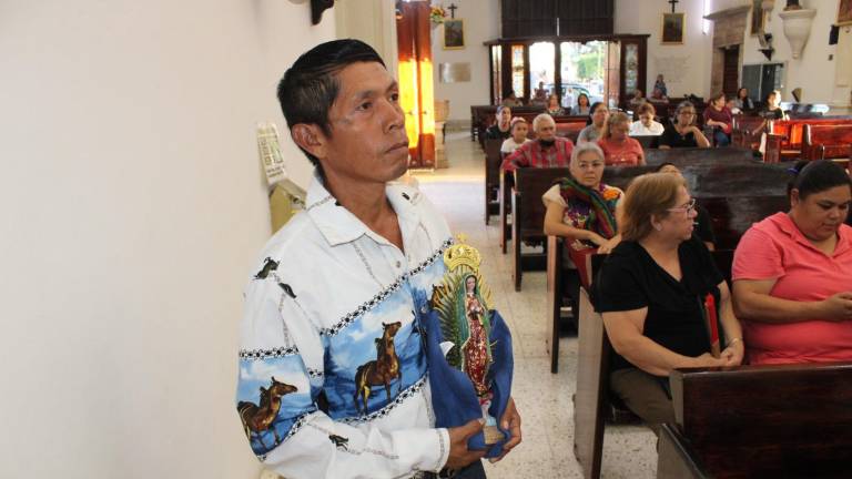 Higinio López acudió al Santuario de Nuestra Señora del Rosario a bendecir la Virgen de Guadalupe.