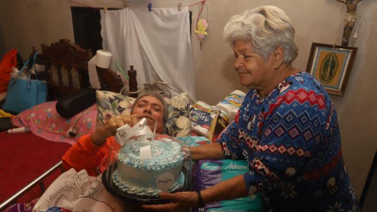 Doña Guadalupe y su hijo Reymundo recibieron diversos artículos de limpieza e higiene personal, así como alimentos y medicamentos.