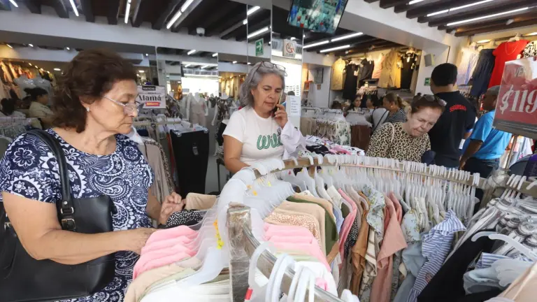 Decenas de personas acudieron al Centro de Mazatlán para realizar compras previas al Día de las Madres entre ropa, flores, accesorios y regalos.