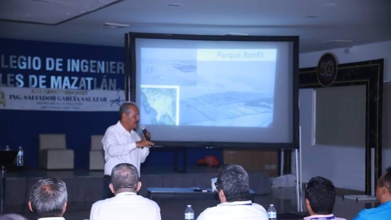 Juan de Dios Garay Velázquez expuso frente a integrantes del Colegio de Ingenieros Civiles de Mazatlán.
