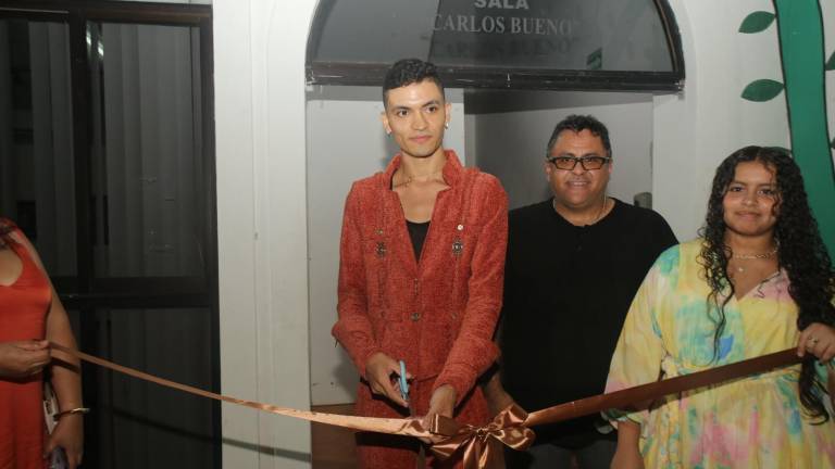 Autoridades del Museo de Arte de Mazatlán y el artista Kevin Martínez realizan el corte del listón inaugural de la exposición El jardín de los rostros híbridos.