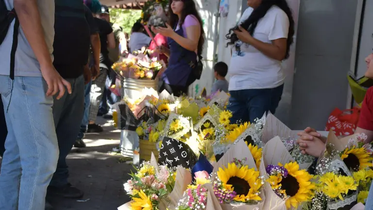 Locatarios del Mercado de las Flores reportaron baja afluencia de clientes durante el Día de las Flores Amarillas.