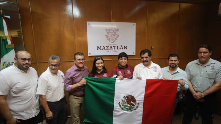 El Alcalde Édgar González Zataráin abandera a los alumnos mazatlecos que participarán en el concurso Infomatriz 2023, en Chile, la próxima semana.