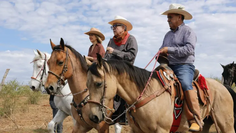 El Gobernador Rubén Rocha Moya y la Alcaldesa Estrella Palacios durante la cabalgata que partió del rancho Chuchupira hasta el rancho Las Habas, en Mazatlán.