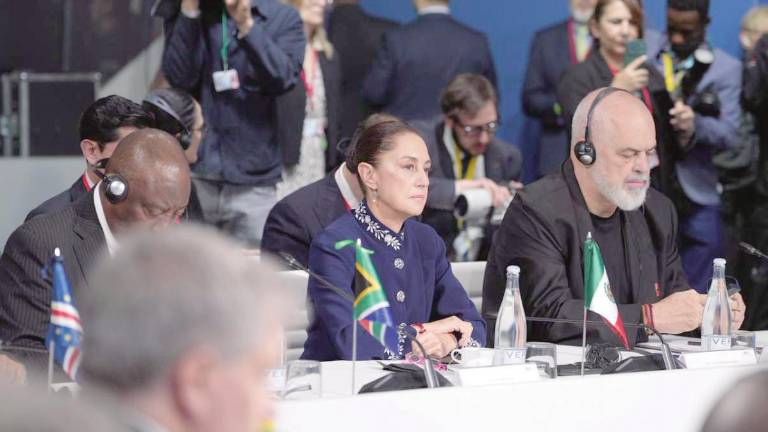 La Presidenta Claudia Sheinbaum durante su segunda jornada en la IV Cumbre en Defensa de la Democracia, en Barcelona, España.