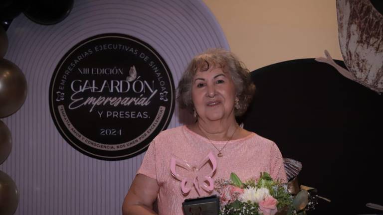 La escritora Melly Peraza Barrón recibió la Presea al Mérito por su aporte a la promoción cultural y gestora en las letras, que otorga la organización Empresarias Ejecutivas de Sinaloa.
