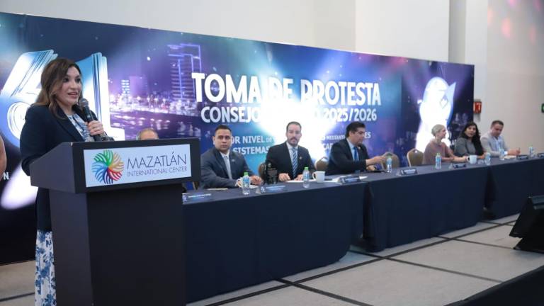 Cindy Tirado Raygoza rindió protesta como presidenta de los Ejecutivos de Ventas y Mercadotecnia de Mazatlán, acompañada por el nuevo consejo directivo y autoridades locales.