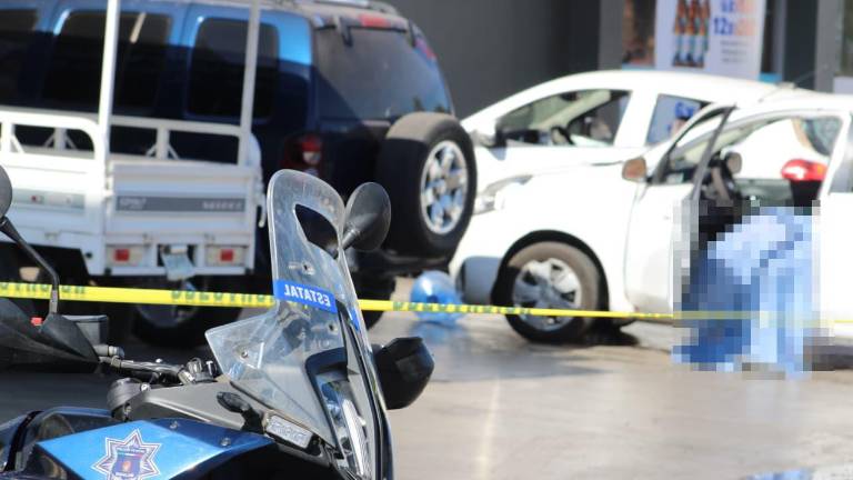 Autoridades realizaron las diligencias correspondientes en la escena donde un hombre fue asesinado a balazos este sábado.
