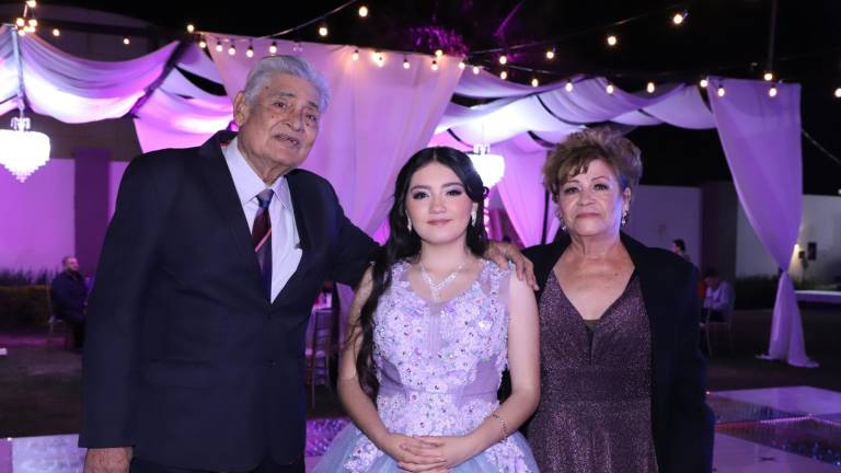 La cumpleañera entre sus abuelos, Hugo Loza Márquez y Blanca Virginia Monárrez Lerma.