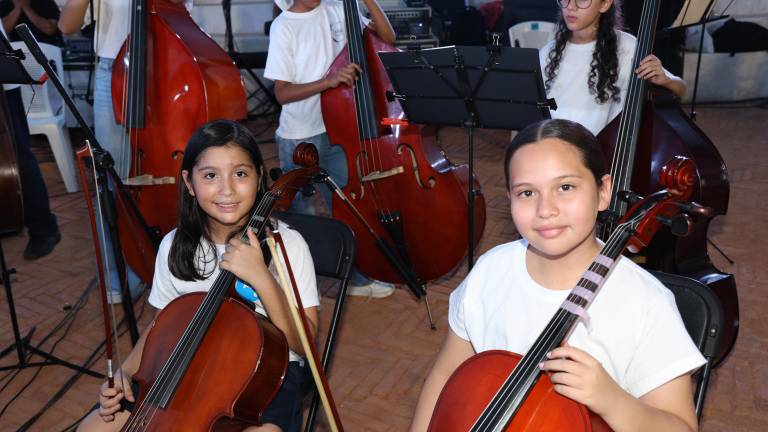 Elizabeth Valenzuela y Emily Morales.