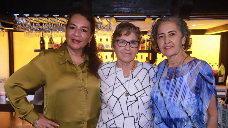 Lolys Rubio, María Félix y Martha Emma Gómez festejan juntas sus cumpleaños.