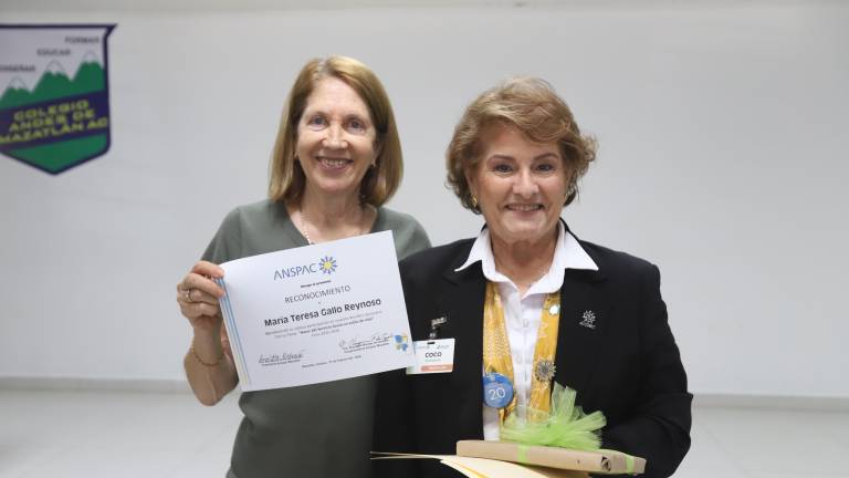 Coco Urrea de Valadés, presidenta de Anspac Mazatlán, entregó un reconocimiento a Tere Gallo de Gil al concluir el mini seminario.