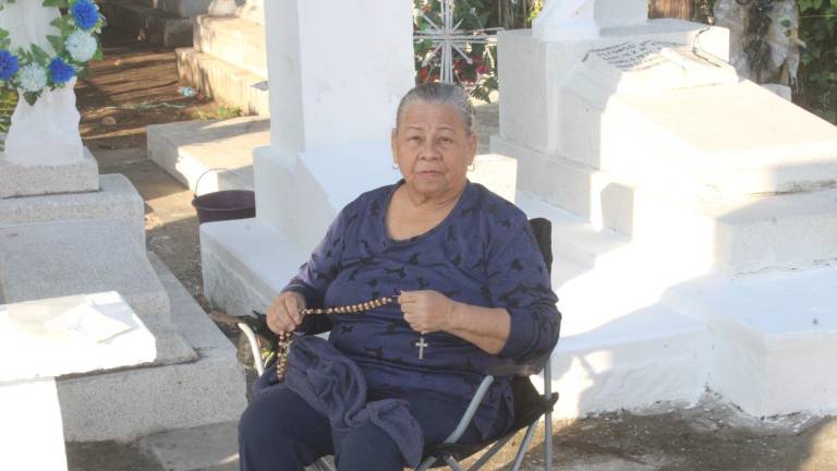 Evangelina visita la tumba de su hijo en el panteón Renacimiento, en Rosario, recordando su vida y compartiendo momentos de intimidad y memoria.