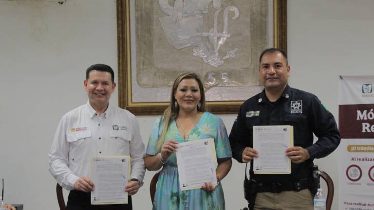 Autoridades de Salud junto a la Alcaldesa de Rosario firmaron el convenio.