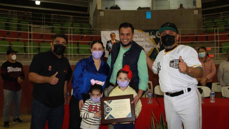 Jesús “Chuyín” Rodríguez, al lado de su familia, con el reconocimiento del que fue objeto.