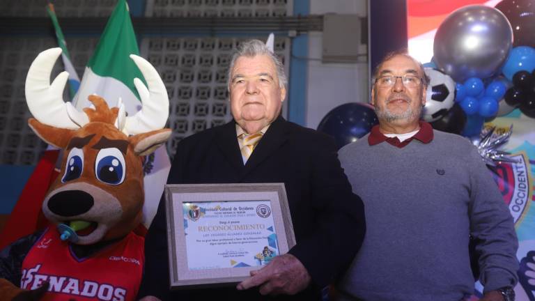 El profesor Cesáreo Álvarez González recibe su reconocimiento de manos del Padre Gabriel Zavala Soria, director general del ICO.
