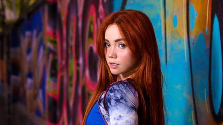 Dalú regresa este 2021 con su nuevo disco titulado Rojita.