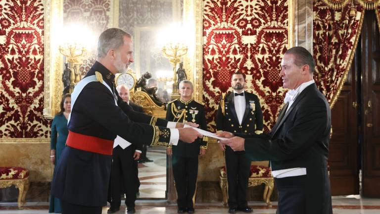 El Rey Felipe VI recibe las cartas credenciales de manos del embajador de México en España, Quirino Ordaz Coppel.