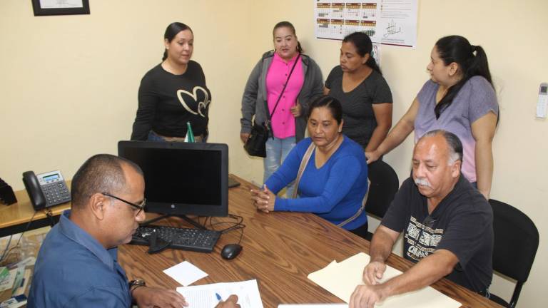 Padres de familia de la Primaria Club de Leones sostuvieron un encuentro con el jefe de Servicios Regionales Baluarte y Cañas, Ignacio Alfredo Rojas Santín.