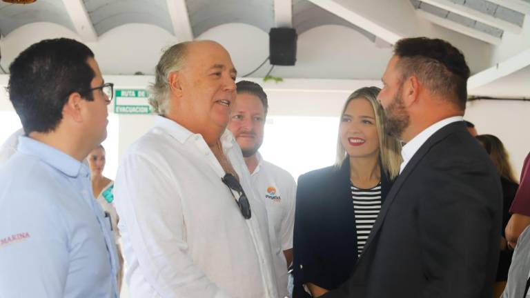 Adam Ceserano saluda al empresario hotelero Carlos Berdegué Sacristán.