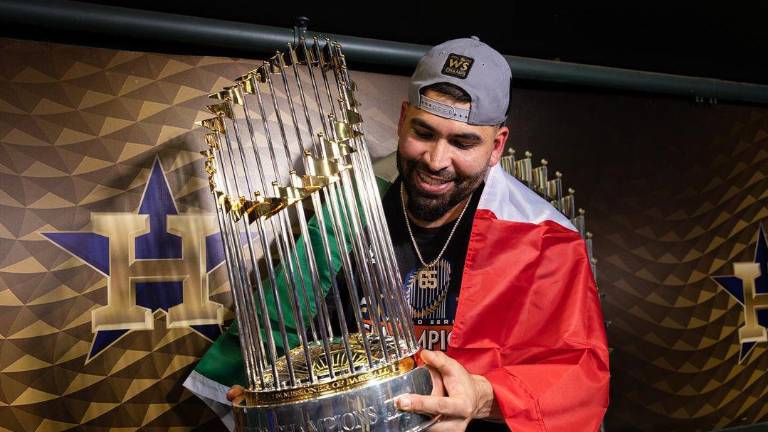 José Urquidy y lo que pocos mexicanos han logrado, el trofeo de la Serie Mundial.