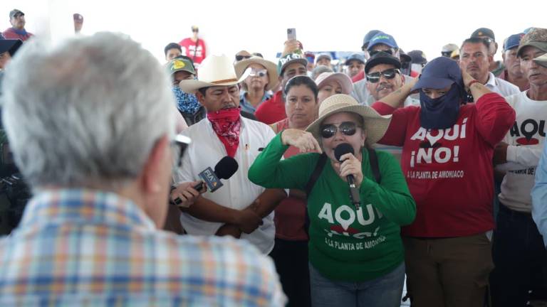 Los inconformes encararon directamente al mandatario estatal, a quien acusaron de respaldar una iniciativa que, aseguran, pone en riesgo la riqueza natural de la región costera.