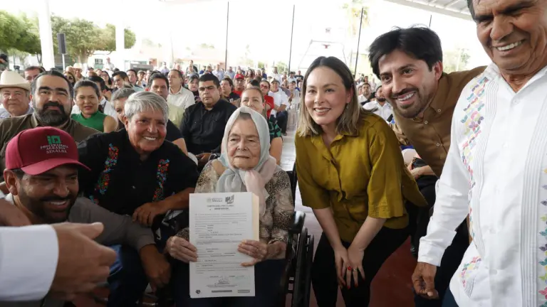 La entrega incluyó 237 títulos de propiedad y 454 certificados parcelarios, documentos que permiten a los beneficiarios acreditar legalmente la posesión de sus terrenos y viviendas.