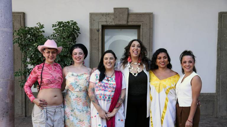 Regina Orozco y María Inés Ochoa con parte del elenco que participa en ‘Flores de Amapa’.