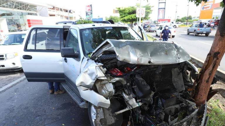 Ex Alcalde de Rosario, Aarón Flores Estrada, sufre aparatoso accidente en Mazatlán