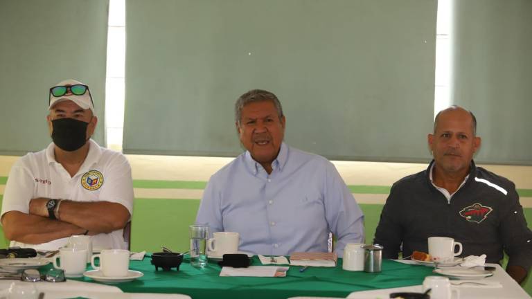 José Ángel Miramontes (centro) da a conocer las actividades del Club Deportivo Muralla.