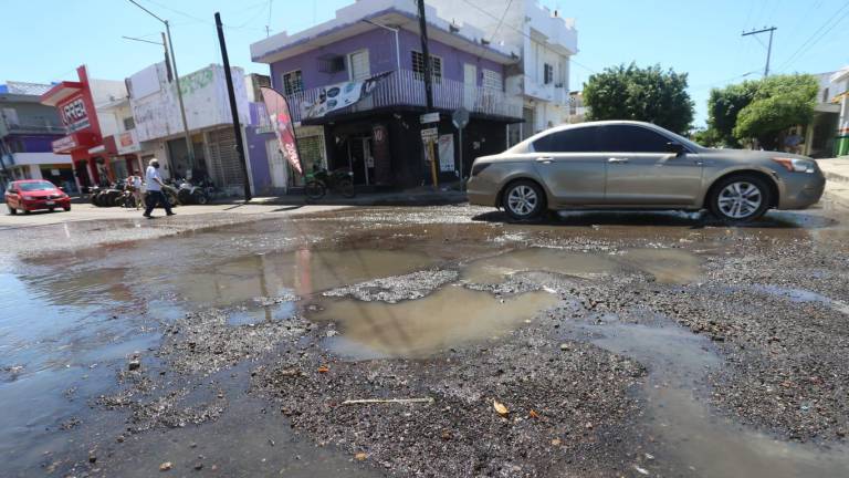 Vecinos de la Colonia Juárez de Mazatlán se quejan del olor que despiden aguas negras que inundan las calles