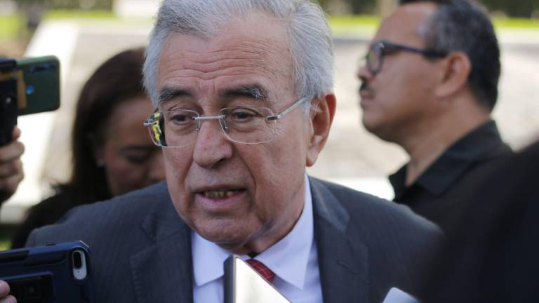 El Gobernador Rubén Rocha Moya comentó que la labor de los servidores públicos es cumplir con los procesos de manera transparente y acorde a la ley.