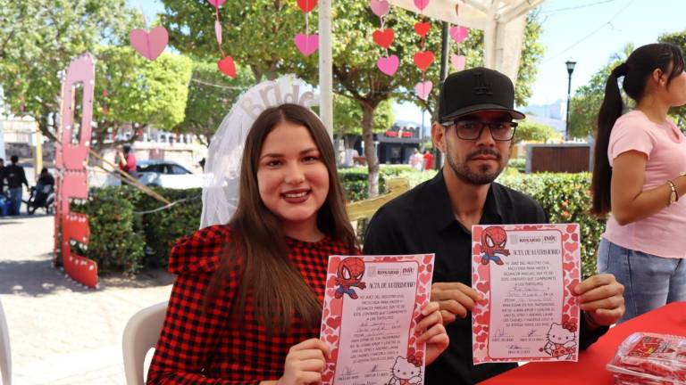 Los asistentes pudieron disfrutar entre otras cosas de paradores fotográficos, cabina fotográfica, stand de registro civil, módulos de información y música.